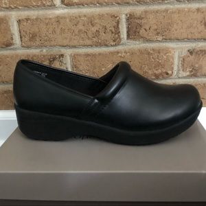 SafeTStep clogs by Payless 11W